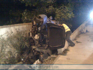 Illustration for article titled Porsche Carrera GT Takes A Tumble In Spain